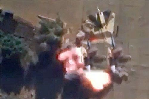 Pierwsze trafienie w bombowiec frontowy Su-24M sudańskich sił rządowych / Zdjęcie: kadr z nagrania opublikowanego na portalu X przez RSF