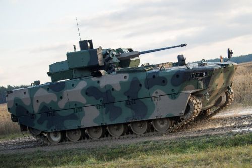 111 zamówionych seryjnych Borsuków wraz z 5 wcześniej dostarczonymi prototypami / wozami przedseryjnymi pozwoli wyposażyć pierwsze dwa bataliony zmechanizowane Wojsk Lądowych / Zdjęcie: MON