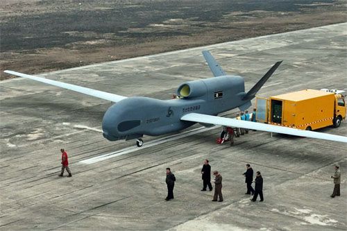 Myeongson-4 o numerze ogonowym 21070601 – północnokoreańska kopia amerykańskiego bsl RQ-4 Global Hawk – podczas pokazu dla Kim Dzong Una na jednym z lotnisk KRLD / Zdjęcie: KCNA