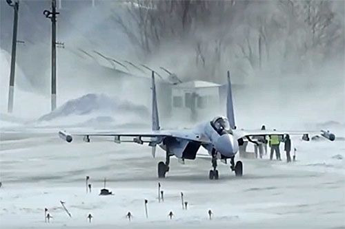 Przekazanie WKS FR pierwszych w 2025 myśliwców wielozadaniowych Su-35S odbywało się w trudnych, zimowych warunkach / Zdjęcie: OAK