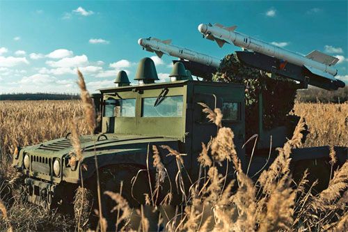 HMMWV z zamontowanymi wyrzutniami dwóch kierowanych pocisków rakietowych powietrze-powietrze R-73. Na dachu kabiny widoczne anteny systemu wre do zwalczania bsl / Zdjęcie: 3. OSzB