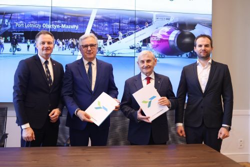 Strony umowy reprezentowali: Florian Romanowski – prezes zarządu OPEGIEKA, Bartosz Majkowski – dyrektor ds. lotnictwa i Wiktor Wójcik – prezes zarządu spółki Warmia i Mazury / Zdjęcie: Port lotniczy Olsztyn-Mazury