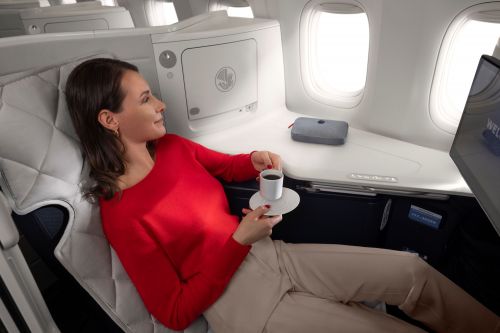 Lot w klasie biznes Air France to podróż w komfortowym fotelu, który rozkłada się do poziomu idealnie płaskiego, blisko dwumetrowego łóżka i dostosowuje, w zależności od potrzeb każdego pasażera, od pozycji siedzącej po leżącą w automatyczny sposób / Zdjęcia: Air France