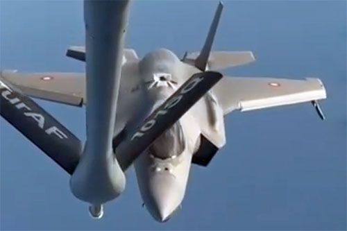 Duński F-35A w czasie operacji uzupełniania paliwa z tureckiego KC-135R / Zdjęcie: kadr z filmu opublikowanego na X