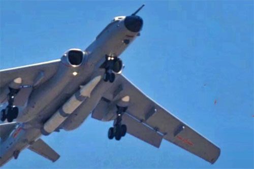 Bombowiec H-6N z nowym pociskiem balistycznym, którego przednia część przypomina znane konstrukcje hipersonicznych pojazdów manewrujących. Taka broń jest trudna do przechwycenia przez obecnie istniejące systemy obrony przeciwrakietowej / Zdjęcie: via Weibo