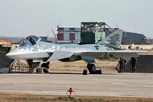 Myśliwiec wielozadaniowy stealth Su-57 (25 czerwony, RF-81796) w kamuflażu WKS FR, sfotografowany na lotnisku Nowosybirsk Tołmaczowo, kwiecień 2025 / Zdjęcie: Borys Siemionow