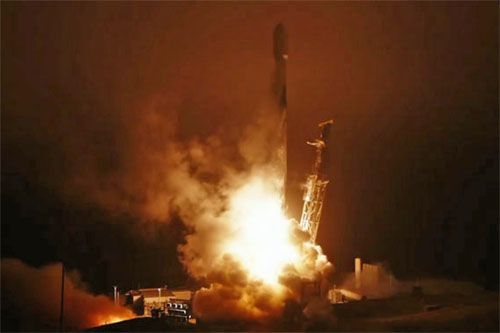 Rakieta nośna SpaceX Falcon 9 startuje do misji NROL-192 z 22 wojskowymi satelitami Starshield. 12 kwietnia 2025, 5:17 PDT, Vandenberg Space Force Base / Zdjęcie: SpaceX