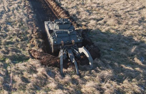 Weevil powstał poprzez integrację systemu zdalnego sterowania Beacon i trału przeciwminowego z podwoziem bwp Warrior / Zdjęcie: Dstl