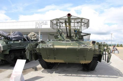 Główne uzbrojenie BMD-4M w postaci armaty automatycznej kal. 30 mm i armaty niskociśnieniowej kal. 100 mm ma zostać dostosowane do strzelania amunicją programowalną / Zdjęcie: Rostiech