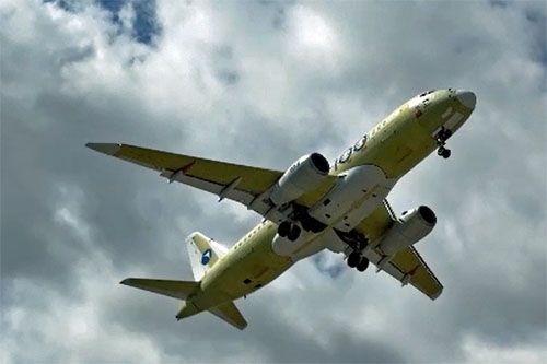 Trzeci prototyp samolotu SJ-100 (SSJ New), pierwszy z całkowicie rosyjską awioniką i silnikami PD-8, startuje do pierwszego lotu / Zdjęcie: Rostiech