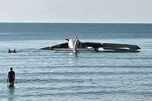 Wrak samolotu DHC-6-400 Twin Otter, który wpadł do morza kilometr na północ od lotniska w Hua Hin, z którego wystartował / Zdjęcie: 191 Emergency Centre