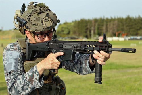 Karabin szturmowy Type 20 kal. 5,56 mm w rękach żołnierza Base Security Training Unit w bazie lotniczej Hyakuri / Zdjęcie: X – jasdf_hyakuri