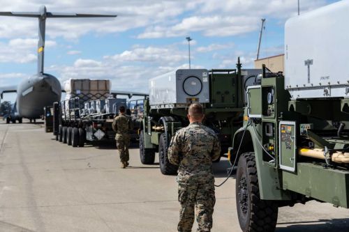 Dwie wyrzutnie NMESIS przygotowane do załadunku do samolotu C-17 Globemaster III w bazie sił powietrznych Travis w Kalifornii / Zdjęcie: Departament Obrony USA