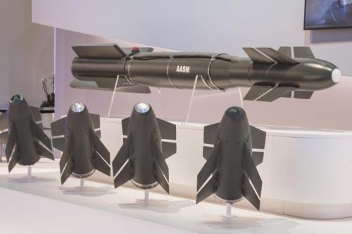 Moduły naprowadzania bomb AASM Hammer są produkowane przez zakład Safrana w Montluçon / Zdjęcie: Safran