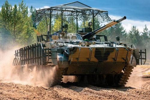 Wszystkie nowo produkowane BMP-3 są wyposażane w systemy walki elektronicznej przeciwko bsl / Zdjęcia: Rostiech