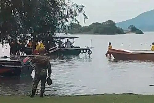 Śmigłowiec Bell 212 wpadł do głębokiej wody zbiornika Maduru Oya. Trwa operacja wydobycia jego wraku / Zdjęcie: adaderana.lk