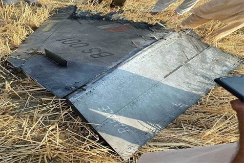 Zdjęcie statecznika pionowego zestrzelonego indyjskiego myśliwca Rafale EH budzi pewne wątpliwości co do autentyczności. Nietypowy ma być bowiem napis RAFALE i miejsce jego umieszczenia. Wiele wskazuje jednak, że zdjęcie jest prawdziwe / Zdjęcie: via X