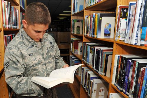 Biblioteka w Little Rock Air Force Base w stanie Arkansas / Zdjęcie: US Air Force – Airman 1st Class Mercedes Muro