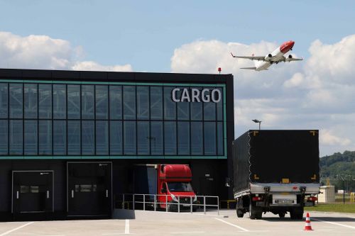Średnia przepustowość dotychczas używanego terminala cargo w Balicach wynosiła w latach 2015 – 2024 około 3300 t rocznie, zaś nowy obiekt ma pozwolić na jej zwiększenie do 8000 t rocznie / Zdjęcia: Marcin Sigmund