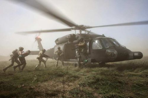 Przeniesienie S-70i z JW Grom do PJOS pozwoli zgromadzić wszystkie wiropłaty przewidziane do wspierania Wojsk Specjalnych w jednym pododdziale / Zdjęcie: JW Grom