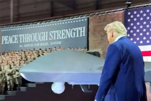 Prezydent Donald Trump w bazie Al Udeid w Katarze / Zdjęcie: kadr z filmu air_defenders via Instagram
