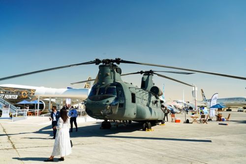 ZEA eksploatują 28 śmigłowców rodziny CH-47, w tym 6 CH-47C+, które mogą zostać zastąpione po zakupie nowych CH-47F Block II / Zdjęcie: Boeing