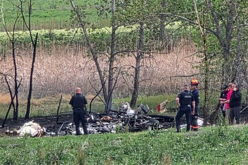 Spalone szczątki samolotu Beechcraft Baron, który rozbił się po starcie z pasa 30R lotniska miejskiego Broomfield-Rocky Mountain w Kolorado w USA / Zdjęcie: via X