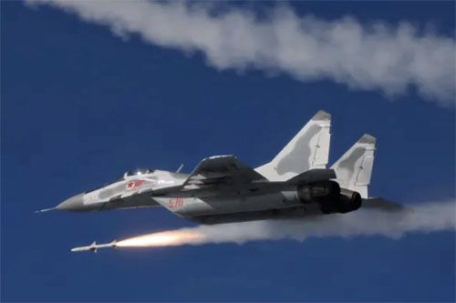 Chwila wystrzelenia wyprodukowanego w KRLD nowego kpr powietrze-powietrze średniego zasięgu spod myśliwca MiG-29...