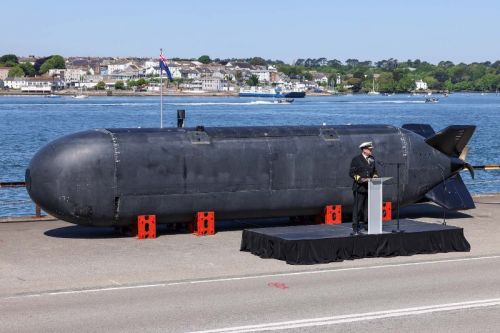 Excalibur wypiera 19 t, ma 12 m długości i ok. 2 m średnicy / Zdjęcie: Royal Navy