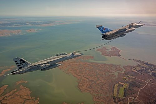 Rafale podaje paliwo Super Hornetowi za pomocą NARANG. Na podstawie opublikowanych zdjęć wiadomo, że próby trwały co najmniej od 1 do 28 kwietnia br. / Zdjęcie: NAWCAD