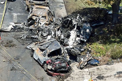 Spalone szczątki samolotu Cessna Citation, który rozbił się podczas podejścia do lądowania na lotnisku Montgomery-Gibbs w San Diego w Kalifornii, i wraki samochodów, na które spadł / Zdjęcie: baaa-acro