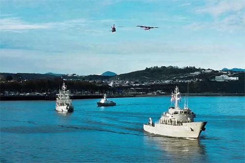 Okręty i statki powietrzne uczestniczące w paradzie morskiej z okazji Dnia Chwały Marynarki Wojennej Chile, która odbyła się w Zatoce Puerto Montt / Zdjęcie: Armada de Chile