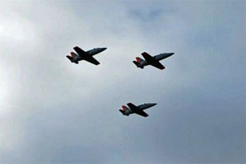 Trzy samoloty szkolne L-39 Skyfox dla węgierskich wojsk lotniczych w locie nad bazą Kecskemét / Zdjęcie: Aero Vodochody Aerospace