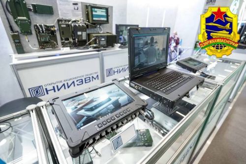 Zaprezentowane przez Białorusinów tablety VM2455 i VM2456 mają takie same wyposażenie i parametry. Różnią się wielkością wyświetlacza / Zdjęcie: Goskomwojenprom