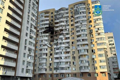 Kilkunastopiętrowy budynek mieszkalny w Kijowie uszkodzony w wyniku rosyjskiego ataku / Zdjęcie: KMP