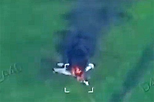Ukraińcy opublikowali nagranie z bsl, który przeleciał nad płonącym wrakiem rosyjskiego wielozadaniowego myśliwca Su-35S / Zdjęcie: kadr z filmu ukraińskich wojsk lotniczych