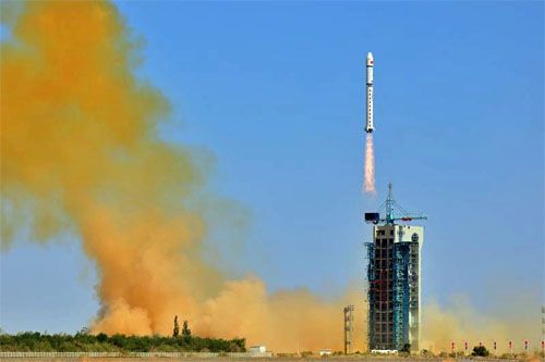 Rakieta nośna CZ-2D startuje z satelitą badawczym Zhangheng 1-02 z Jiuquan Satellite Launch Center w Chinach, 14.06.2025 / Zdjęcie: CNSA