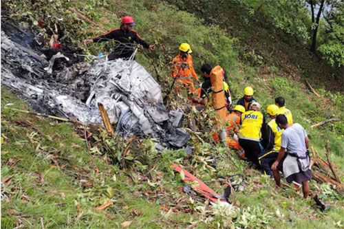 Spalony wrak śmigłowca Bell 407, który rozbił się na zboczu góry w rejonie Rudraprayag w stanie Uttarakhand / Zdjęcie: SDRF Uttarakhand