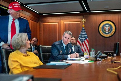 Wśród osób obserwujących w Białym Domu atak na Iran byli: prezydent Donald Trump, wiceprezydent JD Vance, sekretarz obrony Pete Hegseth, przewodniczący Kolegium Szefów Sztabów Dan Caine, dyrektor CIA John Ratcliffe, doradca ds. bezpieczeństwa narodowego/sekretarz stanu Marco Rubio, szef sztabu Susie Wiles, zastępcy szefa sztabu Dan Scavino i James Blair, sekretarz prasowy Karoline Leavitt, Andy Baker z Rady Bezpieczeństwa Narodowego, główny radca prawny Białego Domu David Warrington i specjalny wysłannik Steve Witkoff / Zdjęcie: via X