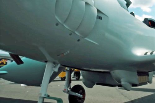 Umieszczone pod kadłubem samolotu Shark zasobniki z kompleksem walki radioelektronicznej do zwalczania bsl / Zdjęcie: kadr z filmu ATE CHUET