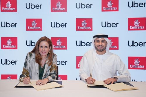 Porozumienie zostało podpisane przez Adnana Kazima, wiceprezesa i dyrektora handlowego Emirates, oraz Anabel Díaz Calderón, wiceprezes i dyrektor Ubera ds. mobilności w regionie EMEA / Zdjęcie: Emirates