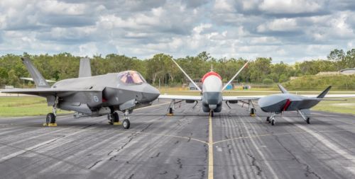 Podczas ćwiczenia Carlsbad bbsl MQ-28A Ghost Bat współdziałał z wielozadaniowymi samolotami bojowymi stealth F-35A i bsl MQ-4C Triton / Zdjęcia: RAAF
