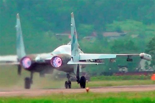 Myśliwiec wielozadaniowy Su-35S kołuje przed startem do lotu na docelowe lotnisko bazowania / Zdjęcie: PAO OAK