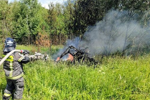 Gaszenie wraku samolotu Jak-18T, który rozbił się podczas lotu akrobacyjnego niedaleko Kołomny / Zdjęcie: MCzS FR