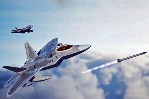 Wizja F-22 z podskrzydłowymi zasobnikami rozpoznawczymi i zbiornikami paliwa stealth. Samolot wystrzeliwuje projektowany dopiero pocisk kierowany dalekiego zasięgu AIM-260 JATM, który ma zastąpić i uzupełnić obecnie używane AIM-120 AMRAAM / Ilustracja: USAF
