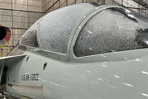 T7A Red Hawk w czasie testów oblodzeniowych w McKinley Climatic Laboratory. Samolot był poddawany radykalnym warunkom środowiskowym, aby sprawdzić w nich jego systemy / Zdjęcie: USAF – Matt Veasley