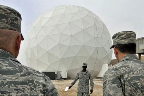 Prezentacja zmodernizowanego terminalu łączności (MET) w bazie lotniczej Al Udeid w Katarze, 21 stycznia 2016 / Zdjęcie: USAF