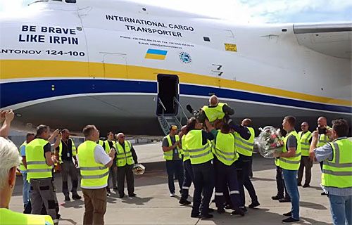 Powitanie załogi An-124-100 UR-82073 po wylądowaniu na lotnisku w Lipsku, gdzie znajduje się centrum operacyjne Awialinii Antonowa. Stacjonuje tam 5 samolotów An-124-100 / Zdjęcie: PP Antonow