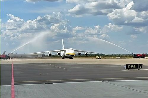 Po wylądowaniu na lotnisku w Lipsku, An-124-100 UR-82073 który przyleciał z Kijowa, został powitany salutem wodnym / Zdjęcie: kadr z filmu PP Antonow