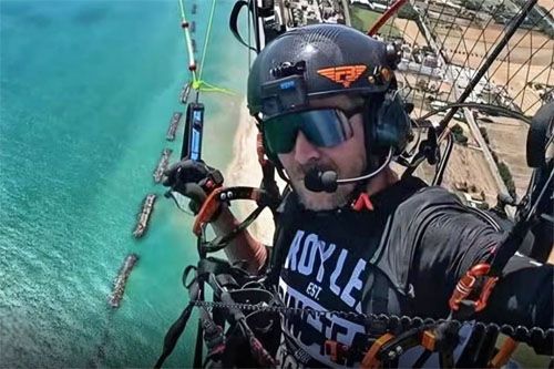 Felix Baumgartner na ostatnim zdjęciu w locie na motoparalotni nad wybrzeżem Adriatyku / Zdjęcie: via X